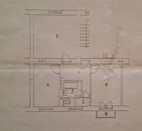 Grundriss einer 2-Zimmer-Wohnung mit Räumen und Balkon, ideal zum Wohnen.