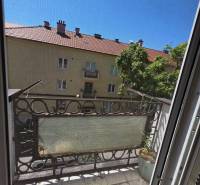 Balkon einer 2-Zimmer-Wohnung mit Blick auf das Nachbargebäude und die Dächer, Košice - Stadtteil Juh, Pasteurovo námestie.