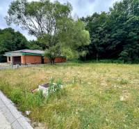 Ein Haus mit Grundstück in Borinka, umgeben von Grün und ruhiger Umgebung.