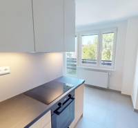 Küche in einer 2-Zimmer-Wohnung mit Aussicht, helle Wände und Fenster.