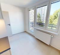 Küche in einer 2-Zimmer-Wohnung mit großen Fenstern und Heizkörper.