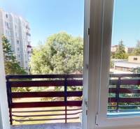 Blick aus einer 2-Zimmer-Wohnung in der Straße Centrum I. in Dubnica nad Váhom, mit Balkon und Grünflächen.