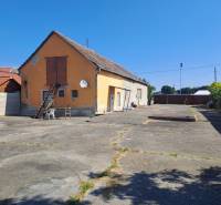 Garage und Betonfläche bei einem Einfamilienhaus in Sládkovičovo.