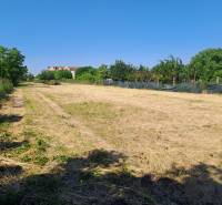 Grundstücksfläche - Gewerbegebiete umgeben von Grünflächen in Sládkovičovo, in der Straße Sládkovičovo.