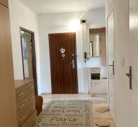 Der Flur mit Holzmöbeln und Teppich in einer Zweizimmerwohnung.