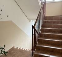 Die Treppe im Wohnhaus auf der Arm. Gen. L. Svobodu, Prešov, führt zu einer 2-Zimmer-Wohnung.