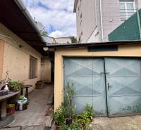 Hof in Ilava mit Garage und Außensitzbereich bei einem Einfamilienhaus.