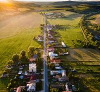 Landschaft mit Häusern und einer Straße bei Sonnenuntergang, Dolná Strehová, Hauptstraße.