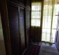 Eine Hütte mit Schrank, Vorhängen und Fußmatten bietet ein gemütliches Interieur mit Aussicht.