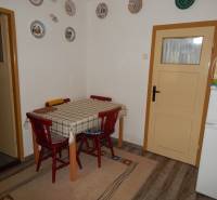 Esszimmer in der Hütte mit Holztisch und runden Wanddekorationen.