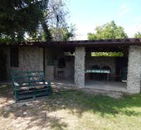Hütte in Klížska Nemá mit Außensitzbereich, Grill und Gartenmöbeln.