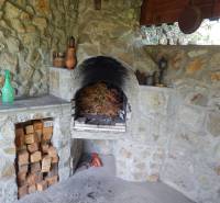 Ein Kamin in einer Hütte mit Holz, das in einer Steinnische gelagert ist.
