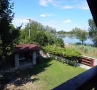 Ein Garten mit Pavillon am See und Grünflächen von der Hütte in Klížska Nemá.