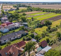 Luftaufnahme von Wohngebieten in Sečovce, Straße, Häuser und umliegende Felder.