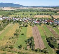 Luftaufnahme von Grundstücken - Wohnen in Sečovce, umgeben von weiten Feldern und Grünflächen.