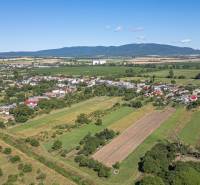 Das Panorama von Sečovce bietet Baugrundstücke umgeben von malerischer Natur und Feldern.