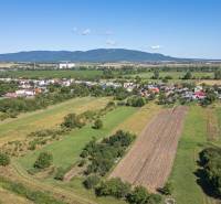 Luftaufnahme von Grundstücken in Sečovce, Wohnbaugrundstücke, umgeben von Natur und Häusern.