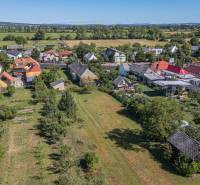 Luftaufnahme von Grundstücken - Wohnen in Sečovce, umgeben von Grünflächen und verstreuten Häusern.