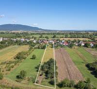 Luftaufnahme von Grundstücken - Wohnen in Sečovce mit Blick auf die umliegenden Felder.