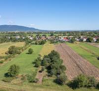 Luftaufnahme von Wohnbaugrundstücken in Sečovce mit Umgebung und Natur.