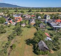 Luftaufnahme von Gemeindeland für Wohnzwecke in Sečovce, umgeben von Grünflächen und Häusern.