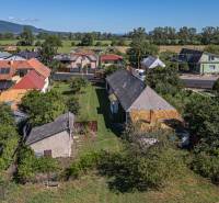 Einfamilienhäuser und Gärten in Sečovce, Grundstücke - Wohnen, umgeben von Natur und ländlicher Umgebung.
