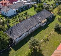 Luftaufnahme von Haus und Garten in Sečovce, Grundstücke - Wohnen an der Straße.