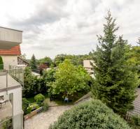 Balkone und Gärten im Bereich Bratislava - Lamač, Cesta na Klanec, umgeben von Grünflächen.