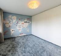Kinderzimmer in einer 4-Zimmer-Wohnung mit Weltkarte und gemütlichem Teppich.