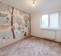 Kinderzimmer in einer 4-Zimmer-Wohnung mit einem Wandgemälde von Koalas.