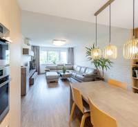 Essbereich in einer 4-Zimmer-Wohnung mit Beleuchtung und Blick auf den Wohnbereich.