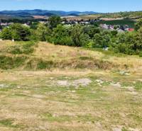 Entwicklungsgrundstücke in Záhradné mit Blick auf die Landschaft und die nahe Bebauung.