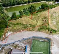 Baugrundstücke in Záhradné in der Nähe des Teiches und des Sportplatzes.