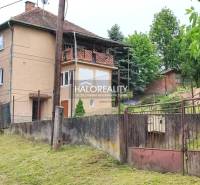 Ein Einfamilienhaus in České Brezové mit großem Garten, Umzäunung und Veranda.