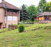 Ein Einfamilienhaus in České Brezová mit einem gepflegten Garten und einem Holzvorbau im Hintergrund.