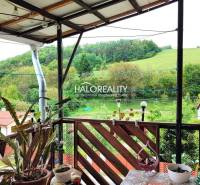 Die Terrasse des Einfamilienhauses in České Brezová mit Blick auf grüne Hügel und Gärten.