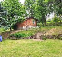 Der Garten beim Einfamilienhaus in České Brezové mit einem Pavillon und Bäumen auf der Rasenfläche.