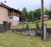 Ein Einfamilienhaus in České Brezové mit Garten und schöner Natur im Hintergrund.