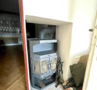 Interieur eines Einfamilienhauses mit Kamin und Zubehör zum Heizen.
