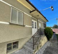 Ein Einfamilienhaus in Veľké Blahovo mit einer Eingangstreppe und einem seitlichen Gehweg.