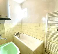 Badezimmer im Einfamilienhaus mit Badewanne und Waschbecken im Einfamilienhaus.