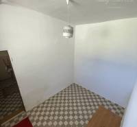 Innenraum eines Einfamilienhauses mit geometrischen Fliesen und einer Leuchte.