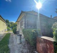 Ein Einfamilienhaus in Veľké Blahovo mit Zufahrtsstraße und Garten unter klarem Sonnenschein.