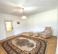 Wohnzimmer in einem Einfamilienhaus mit Teppich und Sessel.