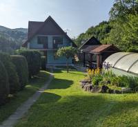 Einfamilienhaus in Nová Baňa mit Pool und gepflegtem Garten.