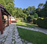 Der Garten eines Einfamilienhauses in Nová Baňa mit einem Pavillon und einem gepflegten Gehweg.