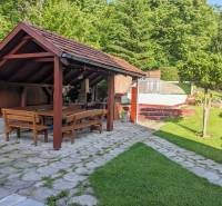 Ein Garten bei einem Einfamilienhaus in Nová Baňa mit einem Pavillon und einer Rasenfläche.