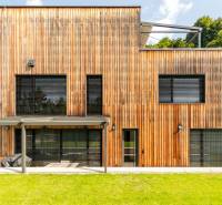 Ein Haus mit Holzverkleidung, Garten, Devínska cesta, Bratislava - Devín, 3-Zimmer-Wohnung.