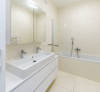 Badezimmer mit Dusche, Badewanne und Waschbecken in einer 3-Zimmer-Wohnung.