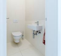 Helles WC mit Waschbecken in einer 3-Zimmer-Wohnung, minimalistischer Stil.